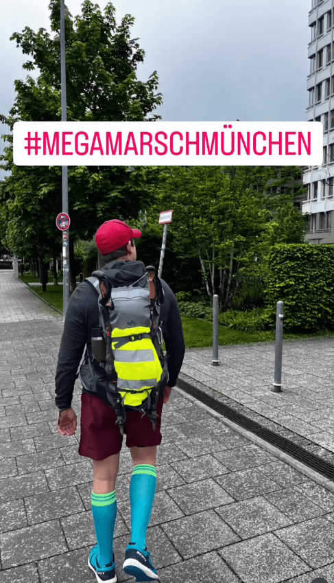 Teilnehmer beim Megamarsch München während einer Langstrecken-Wanderung durch die Stadt