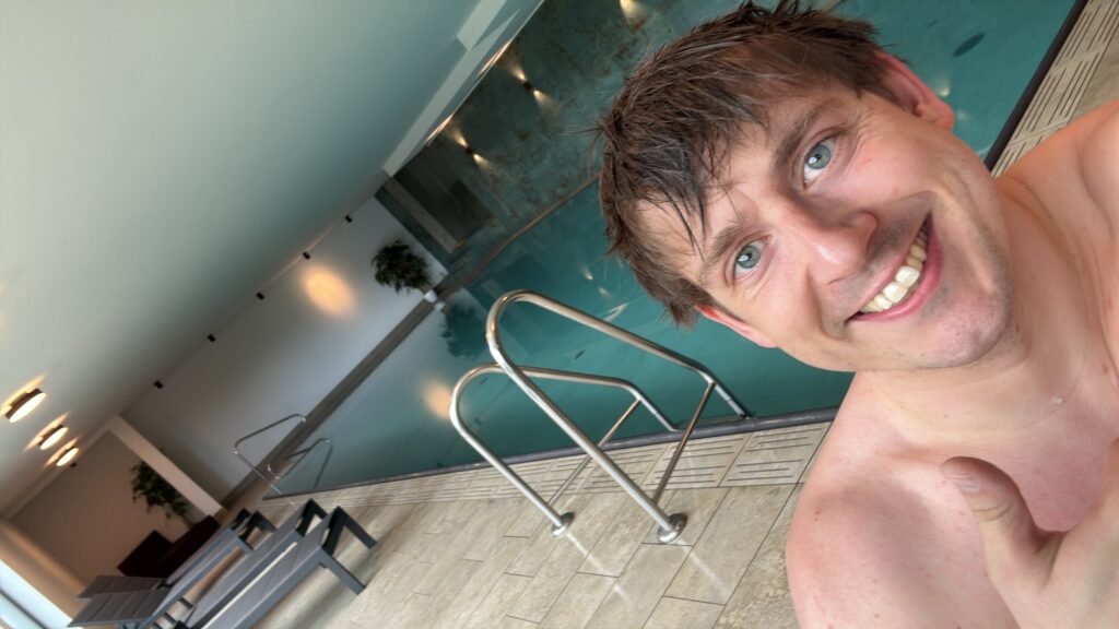 „Hybrid-Athlet nach Schwimmtraining im Hallenbad während der Ironman-Vorbereitung“