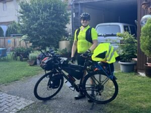 Voll beladenes Bikepacking-Fahrrad vor einer mehrtägigen Langstrecken-Radtour