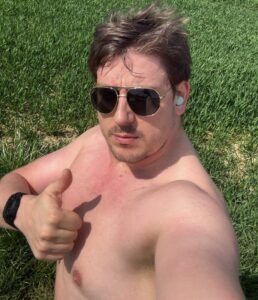 „Hybrid-Athlet beim Outdoor-Ausdauertraining im Odenwald während der Ironman-Vorbereitung“