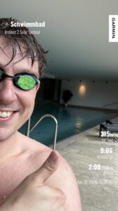 „Hybrid-Athlet nach Schwimmtraining im Hallenbad während der Ironman-Vorbereitung“