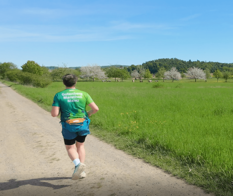 Hybrid-Athlet beim Lauftraining auf einem Feldweg im Odenwald während der Ironman-Vorbereitung